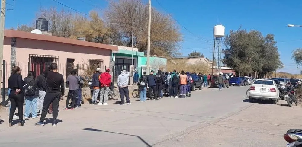 LARGAS COLAS PARA CONSEGUIR TRABAJO EN MINERÍA EN FIAMBALÁ, CATAMARCA.