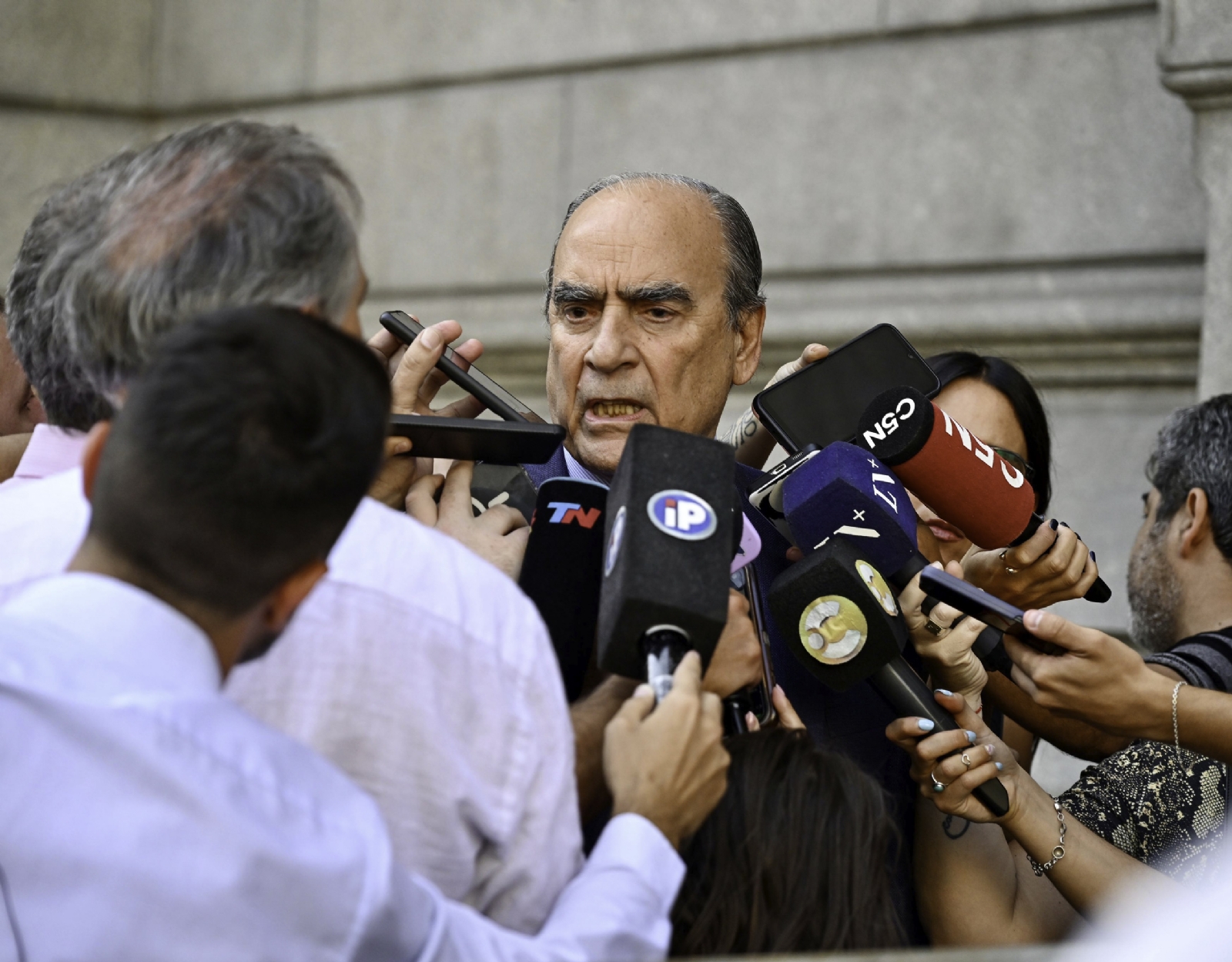 Francos felicitó a Kicillof por WhatsApp pero Milei ignora el pedido de reunión