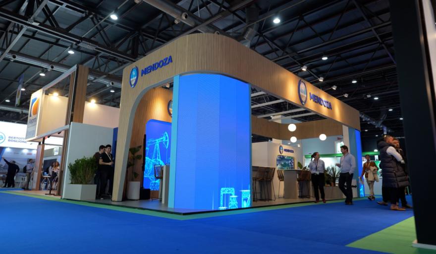 Mendoza exhibe su potencial en la mayor cita de la industria hidrocarburífera Argentina