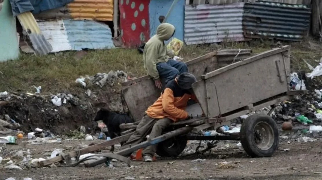 Según el Indec, la pobreza bajó a 31,6% de la población