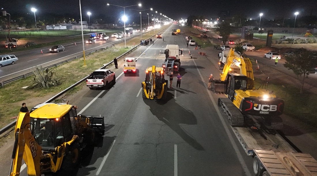 Persisten los cortes en el Acceso Sur tras la rotura de un colector cloacal
