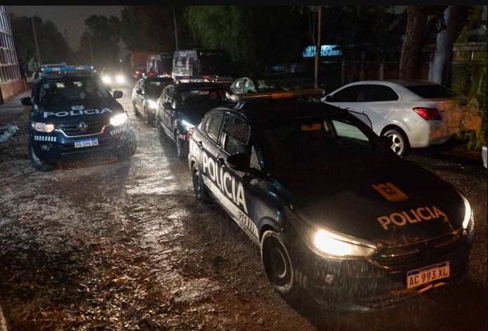 “Dos anillos de oro fueron robados luego de que los ladrones saltaran la medianera.”