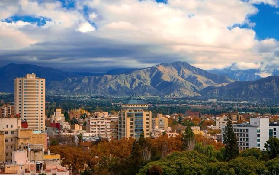 “En Mendoza, el lunes llega con temperaturas estables y sin demasiados cambios.”