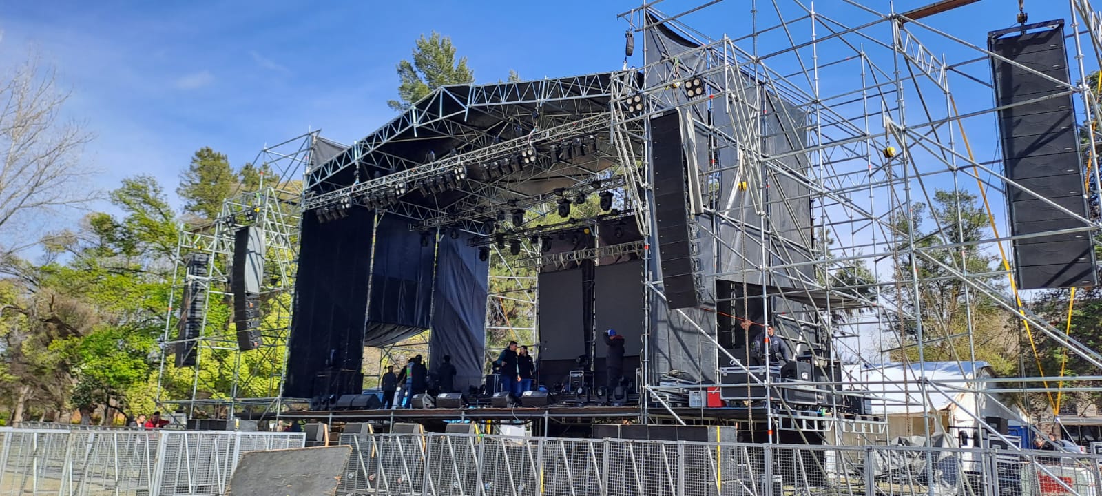 Primavera a pura música en el Parque Yrigoyen: El Zar, Euge Quevedo y La Banda de Carlitos en vivo