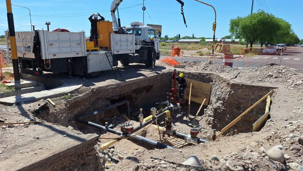 Especialistas trabajan en la conexión hot tapping del nuevo gasoducto.