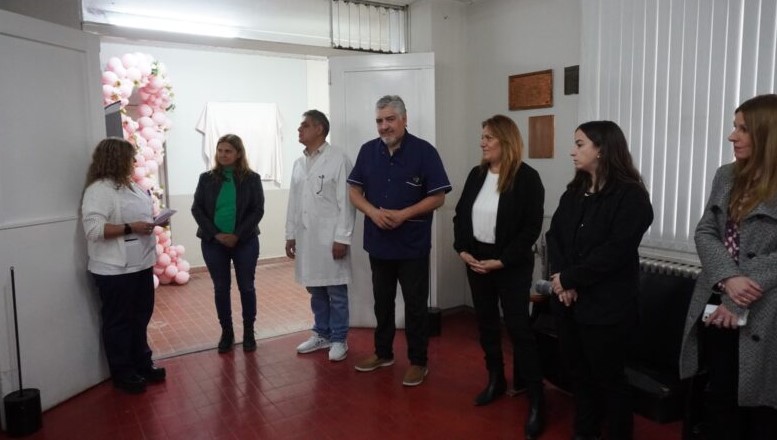 El IES entrega obra de arte al Hospital Enfermeros Argentinos en el marco de Octubre Rosa