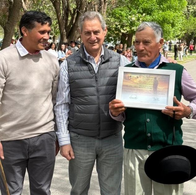 Omar Félix presentó obras en Punta del Agua y participó de los festejos por el 105° aniversario