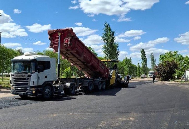 San Rafael continua con el Plan de asfalto: ya se coloca la carpeta en la circunvalación de avenida Rawson