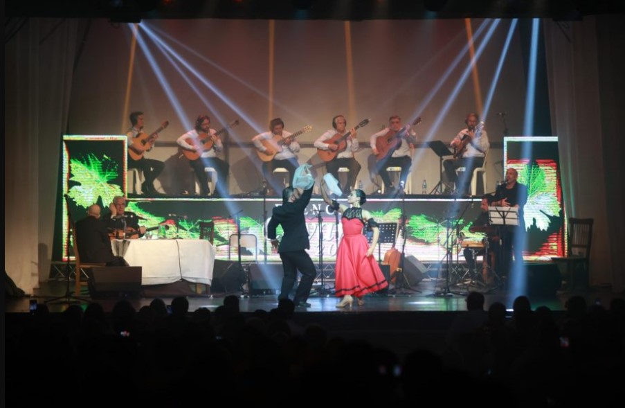 A sala llena, San Rafael vive la presentación de “Esencia” en el Teatro Roma