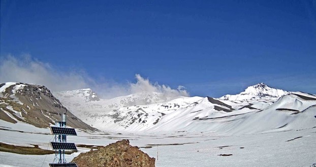 El volcán Planchón Peteroa de Mendoza aumenta su actividad y emite Ceniza Volcánica