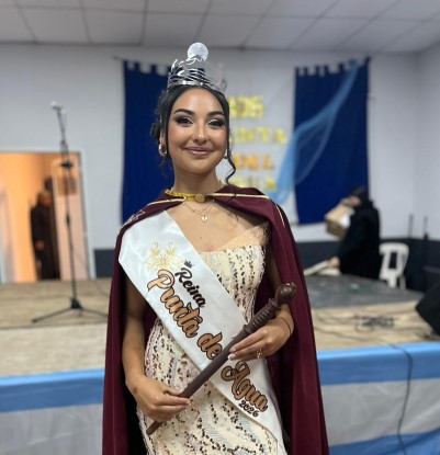 “Con la apertura del calendario vendimial, Punta del Agua coronó a Sasha Mohamed como su reina.”