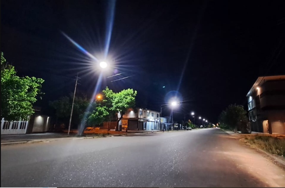 Ya se instalan nuevas luminarias LED en la avenida Moreno