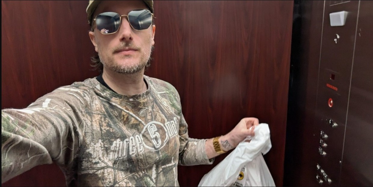 De ganar miles de dólares como programador a repartir comida para sobrevivir: el ingeniero de software que perdió su trabajo por la inteligencia artificial