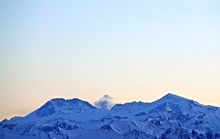 Video: El Planchón Peteroa emite ceniza y una columna de humo