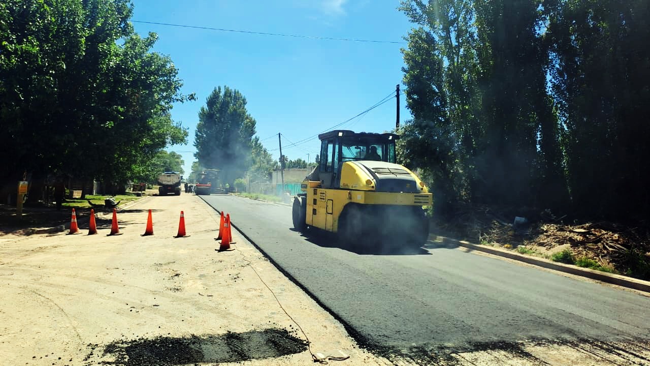 Comenzó la colocación de carpeta asfáltica en calle Sueta.