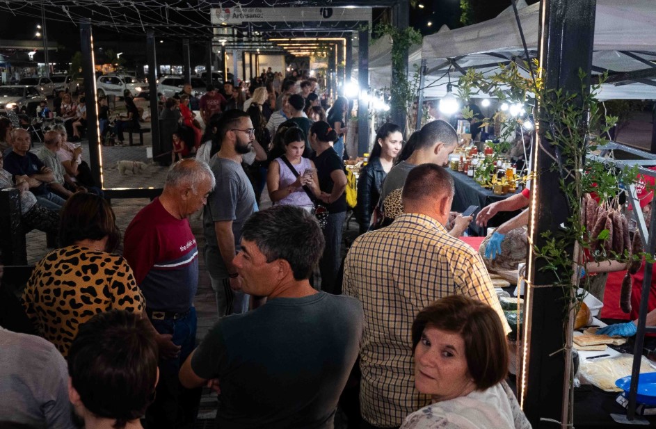 Jornada solidaria reunió a familias, artesanos y cerveceros en el Paseo del Artesano de General Alvear