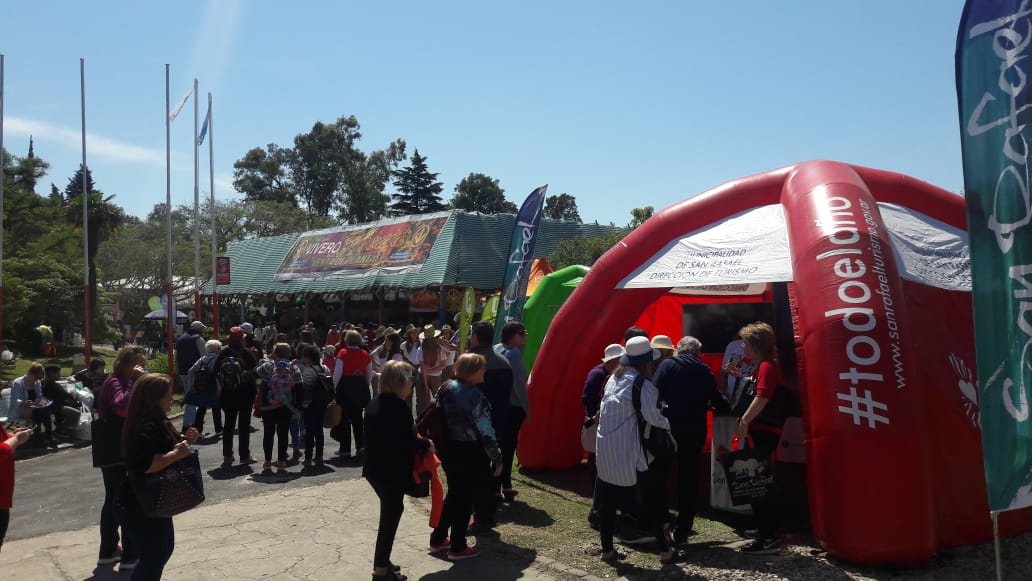 San Rafael promociona sus vinos, delicias y paisajes en el Puerto de Frutos