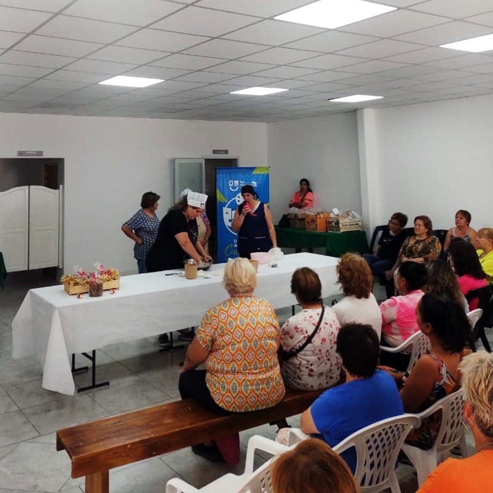 Iniciaron los talleres itinerantes para aprender a hacer pan dulce y panettone en barrios y distritos