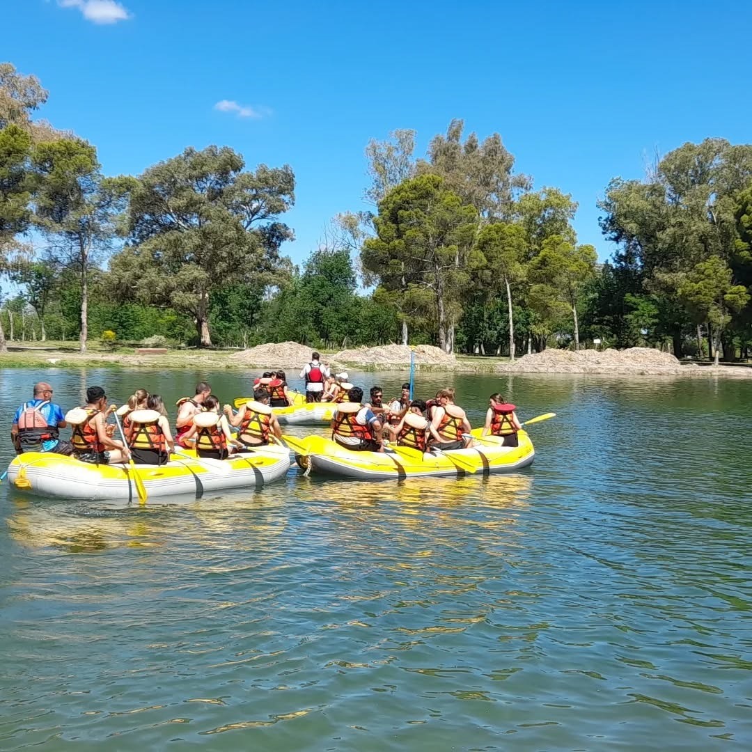 Con la laguna a pleno,volvieron las clases de rafting al Parque Moreno
