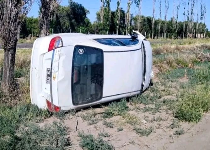 Dos heridos en un vuelco sobre la Ruta 143; el conductor manejaba alcoholizado