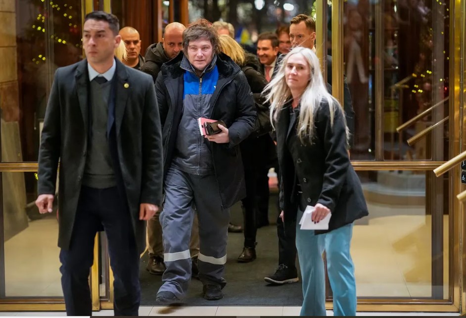 Javier Milei llegó a Oslo vestido con mameluco de YPF