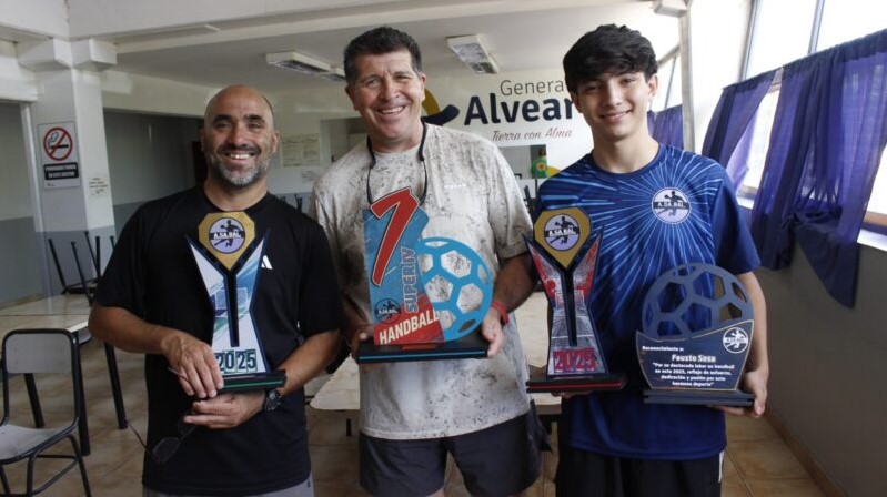La selección alvearense se consagró súper campeona de handball en el sur.