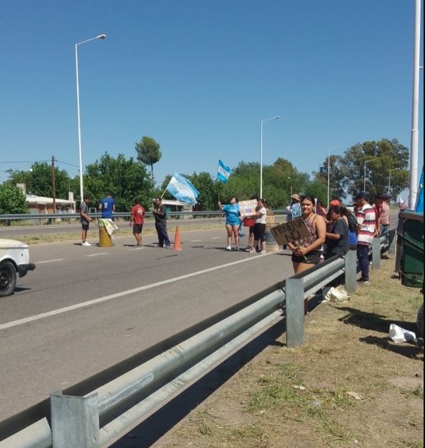 CONTINÚAN LOS CORTES DE RUTA EN GENERAL ALVEAR EN RECHAZO A LOS PROYECTOS MINEROS