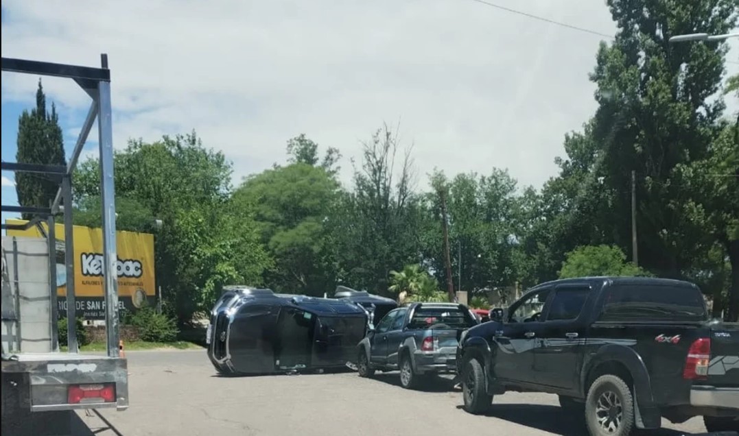 Choque múltiple en el cruce de las rutas 143 y 144: participaron tres vehículos y uno terminó volcado.