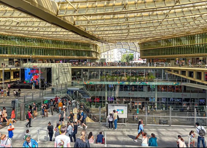 París: cuatro hombres abusaron a una nena de 13 años en el baño de un reconocido restaurante