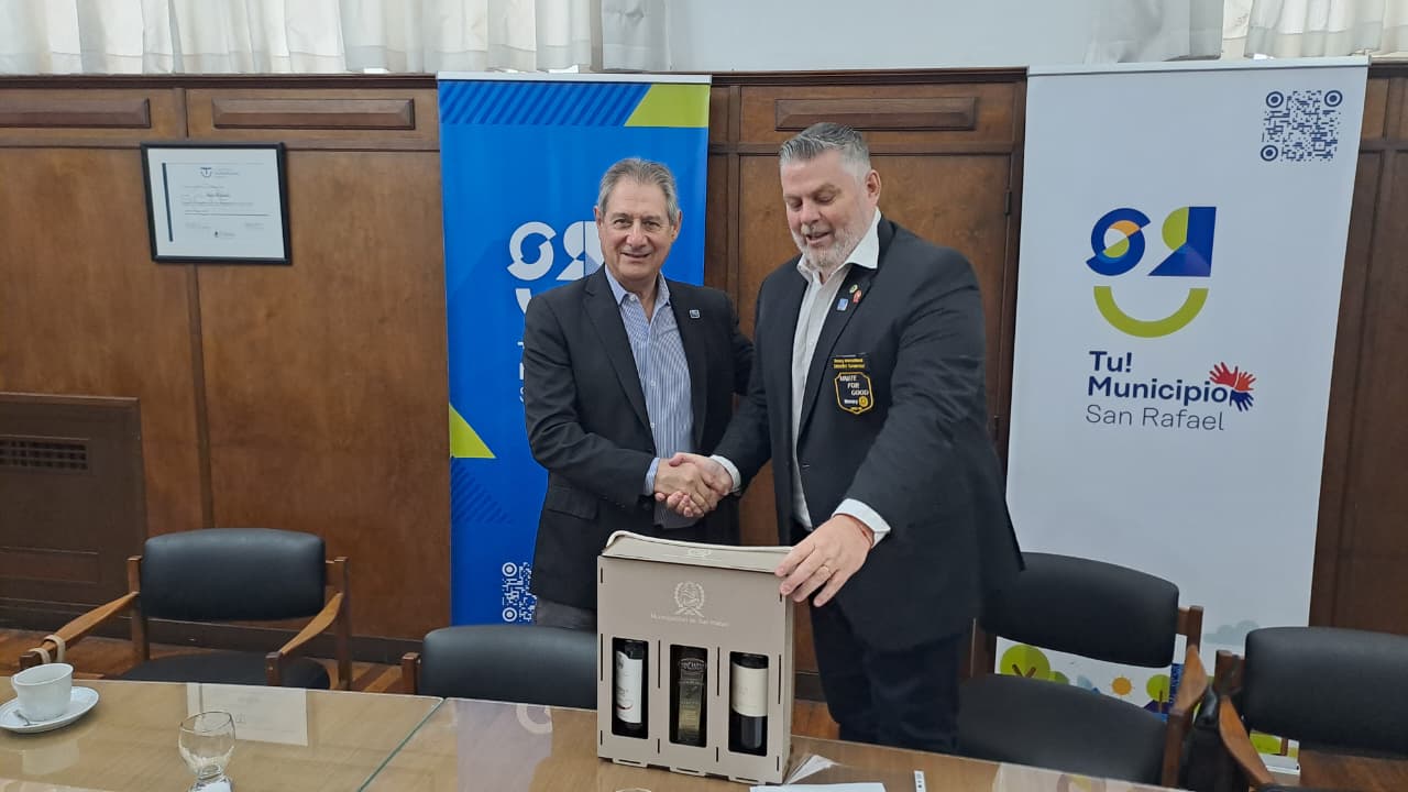 El intendente Omar Félix firmó convenios de trabajo con el gobernador distrital del Rotary