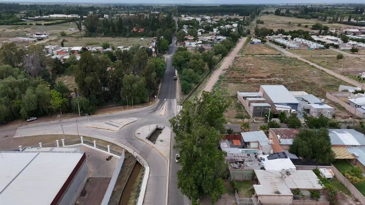 Así luce desde el aire la pavimentada y ensanchada calle Sueta