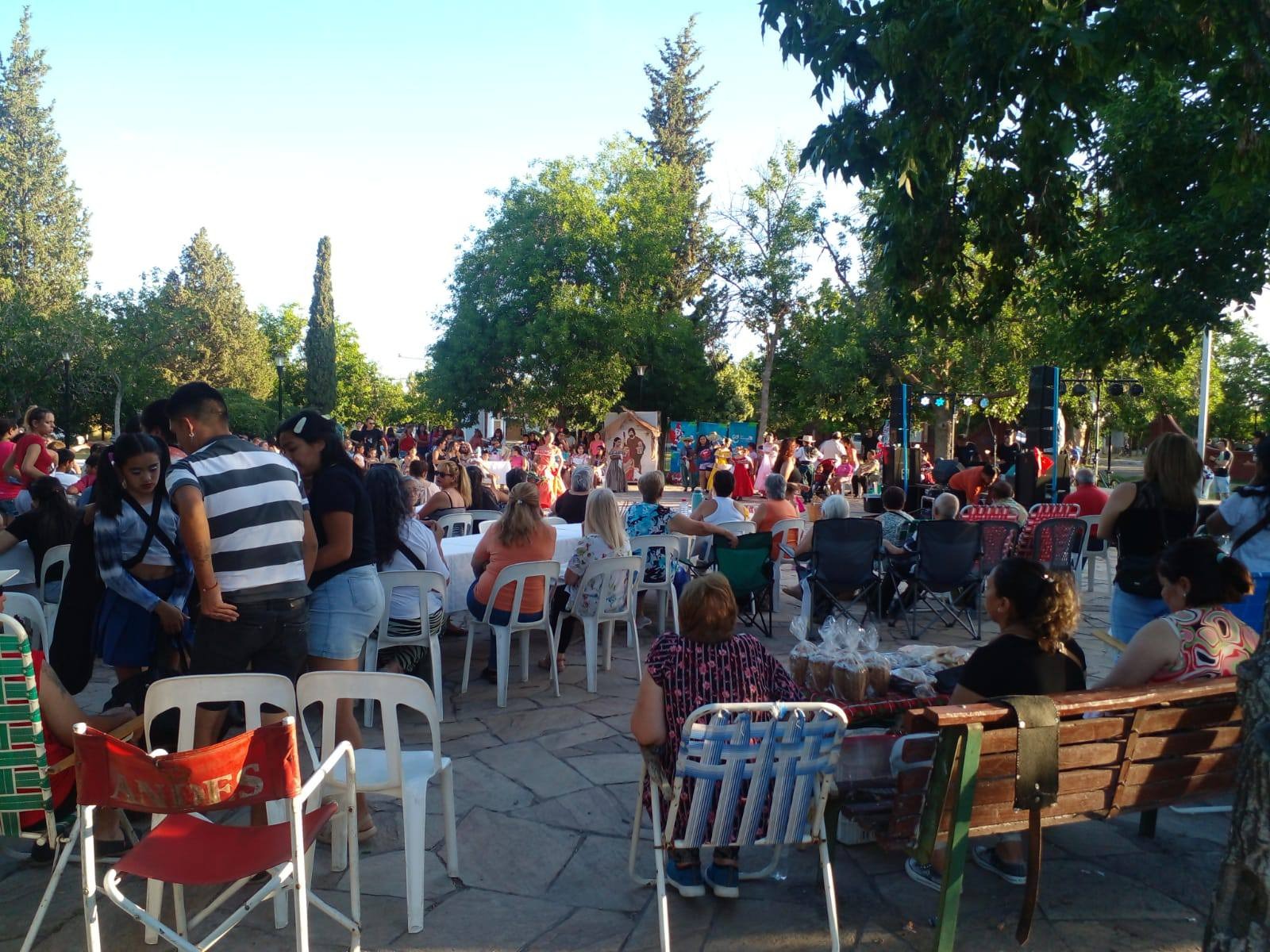 Brindis y encuentro con vecinos en las plazas de San Rafael
