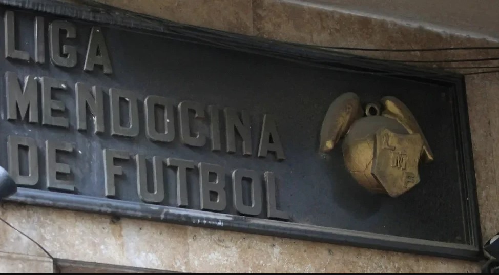 Crisis en la Liga Mendocina de Fútbol: denuncias, pérdidas millonarias y documentos irregulares