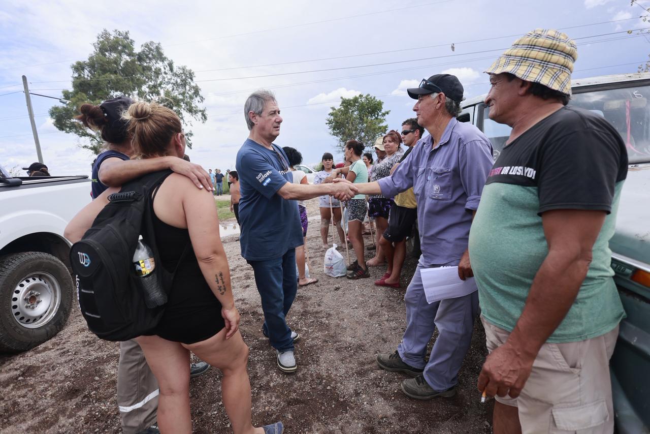 El intendente Omar Félix supervisó los trabajos de asistencia y apoyo en las zonas afectadas por la histórica crecida del río Diamante