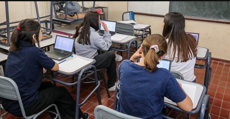Mendoza aprobó la modalidad a distancia para terminar el Secundario: cómo funciona