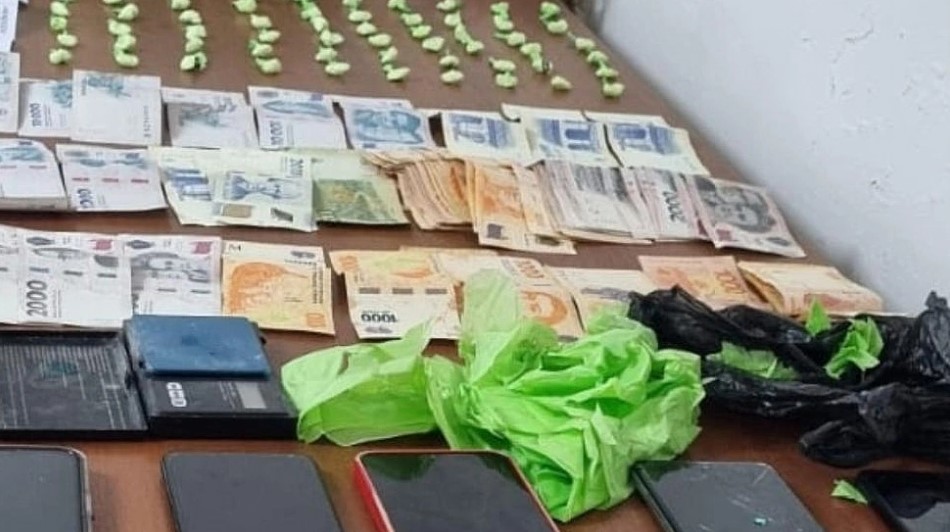 Secuestraron cocaína, marihuana y más de 700 mil pesos en un allanamiento en Palmira