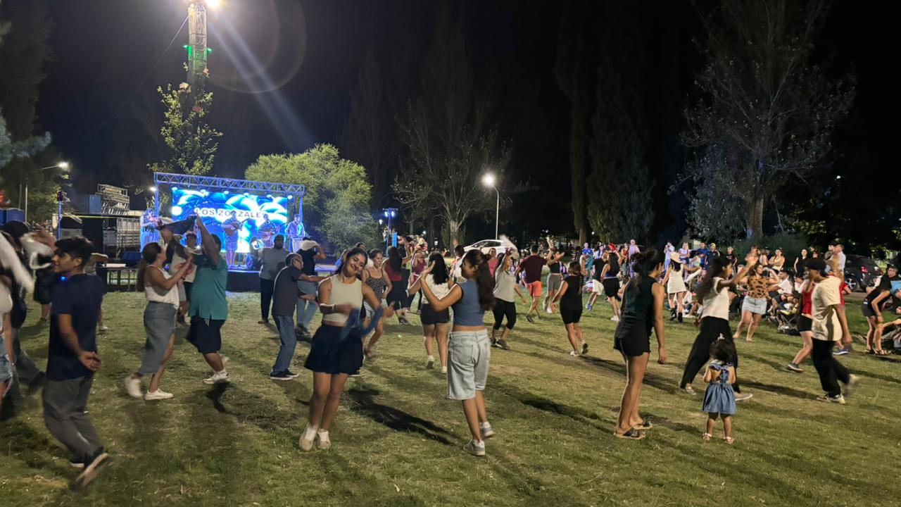A puro folklore y con cientos de asistentes despedimos el domingo en la Feria Juventud.