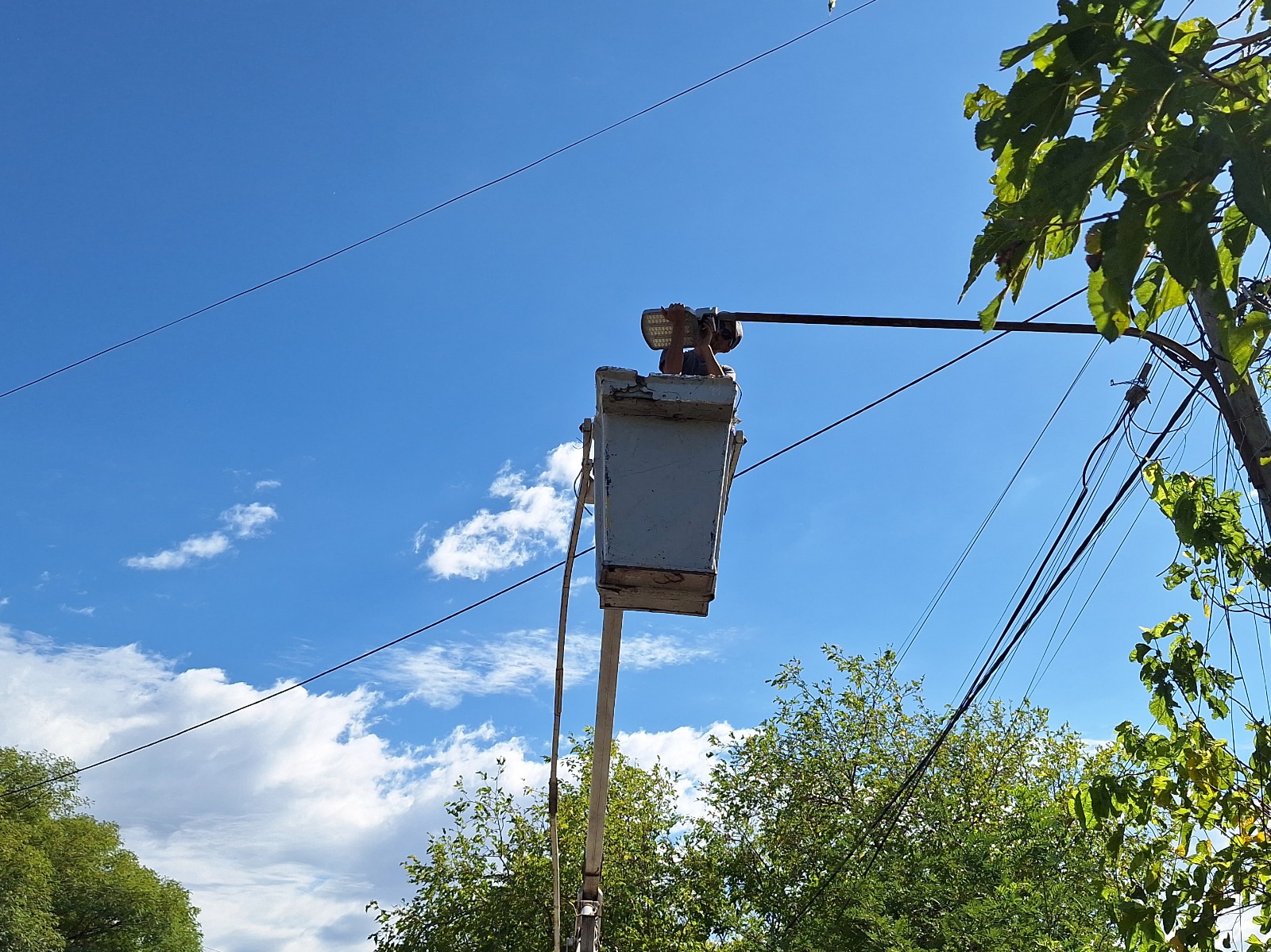 Se instalan nuevas luminarias LED en la avenida Cardonato y se viene calle Sueta