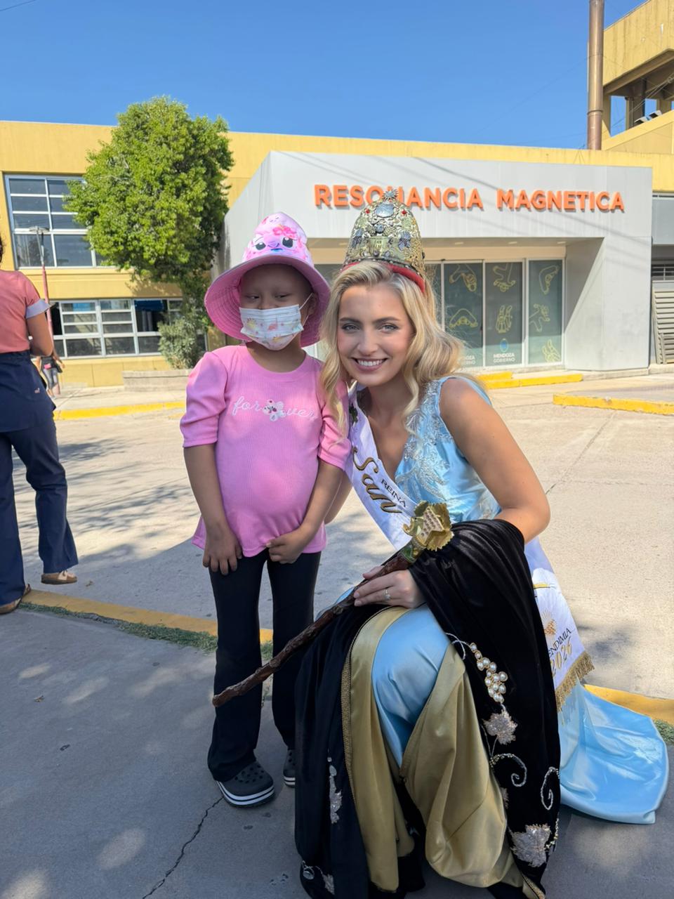 Azul compartió junto a los más peques del Hospital Notti