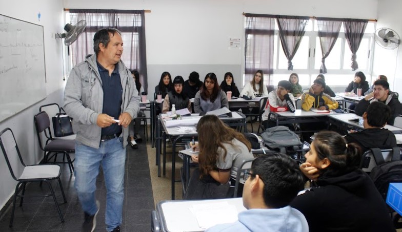Conversatorio por el Día de la Memoria en la escuela El Ceibo