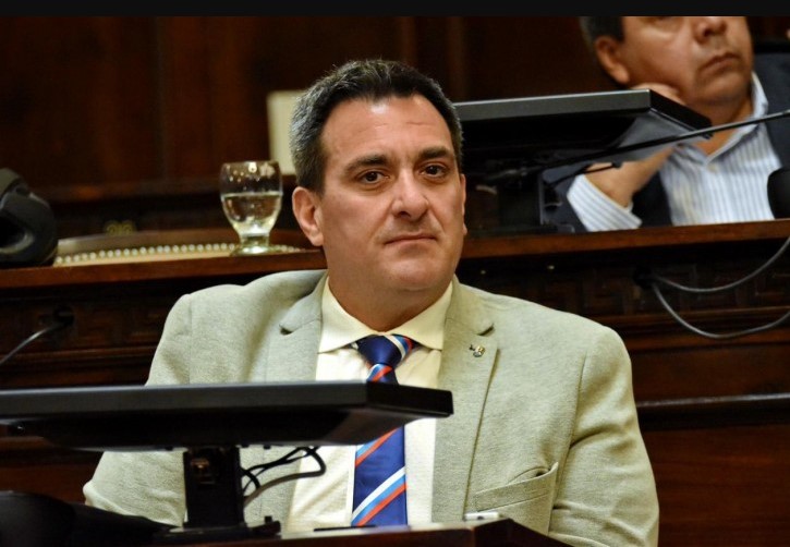 El diputado Gustavo Perret pidió informes por la reducción de cursos en escuelas técnicas y centros educativos.