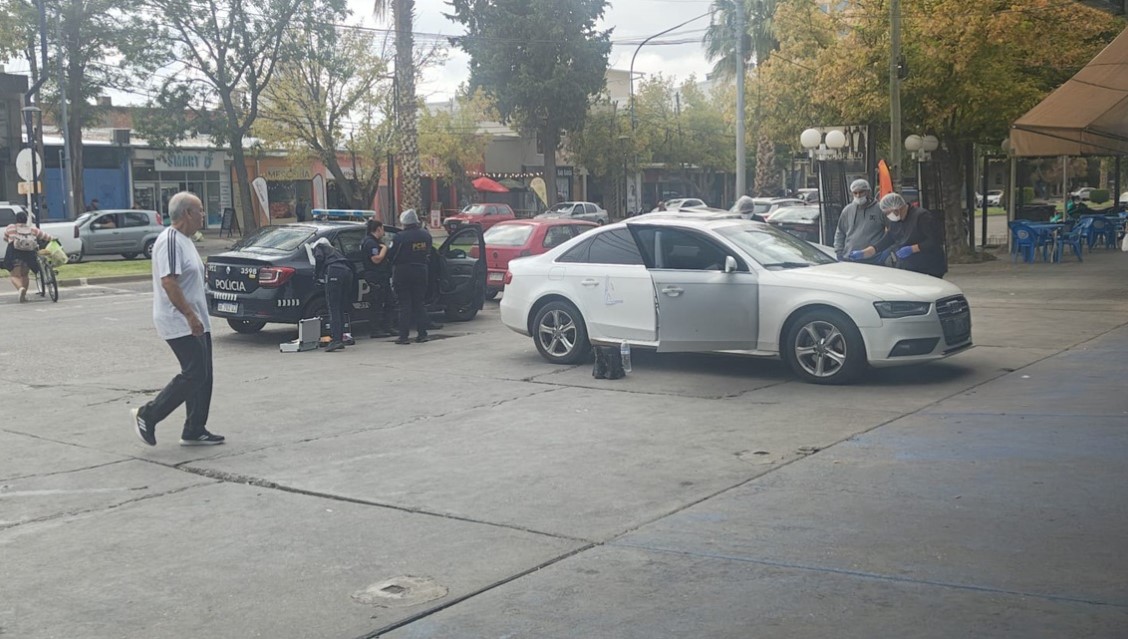 Misterio en pleno centro de San Rafael: dejaron un auto abandonado con manchas de sangre y desplegaron un operativo policial