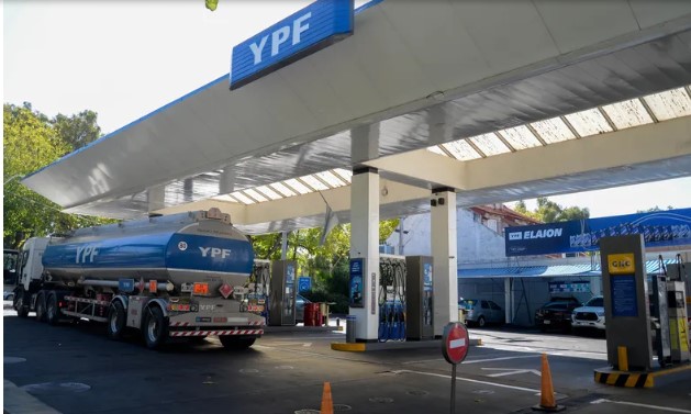 Alerta por el petróleo: analizan si la suba llegará a los surtidores en Mendoza