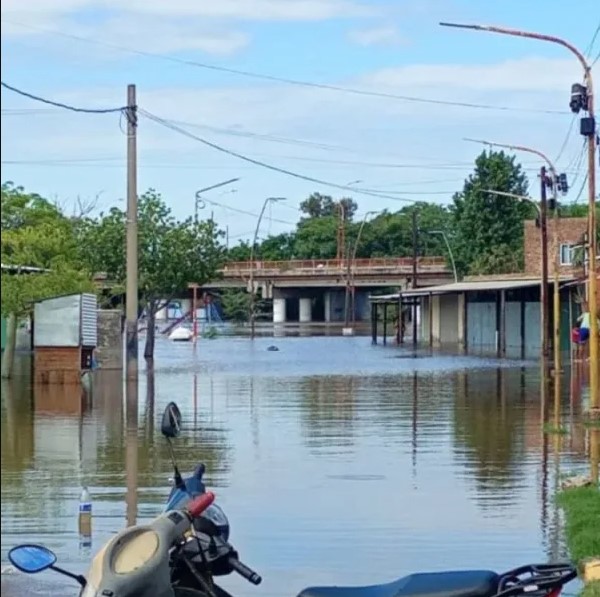 Alerta roja en Santiago del Estero: el río Dulce se desbordó y el agua avanza hacia el Estadio Único