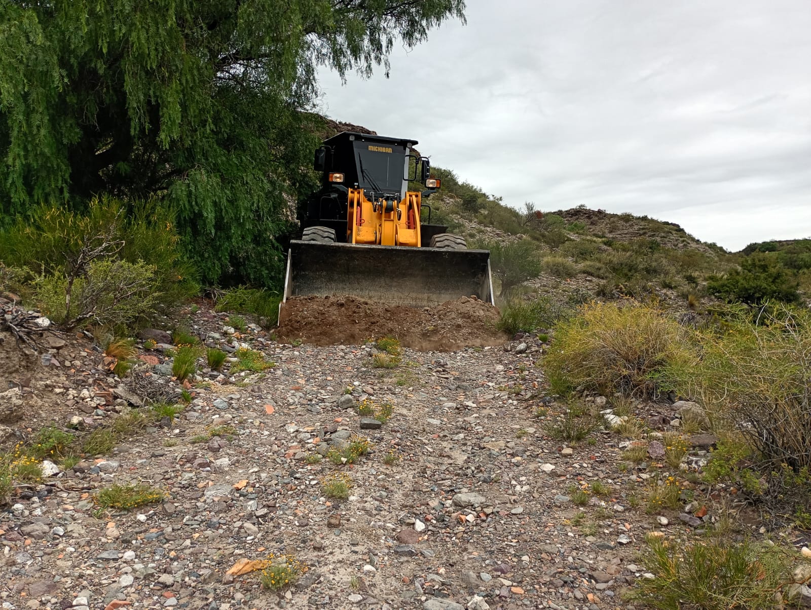 El municipio trabaja intensamente para recuperar caminos rurales afectados por tormentas en el secano