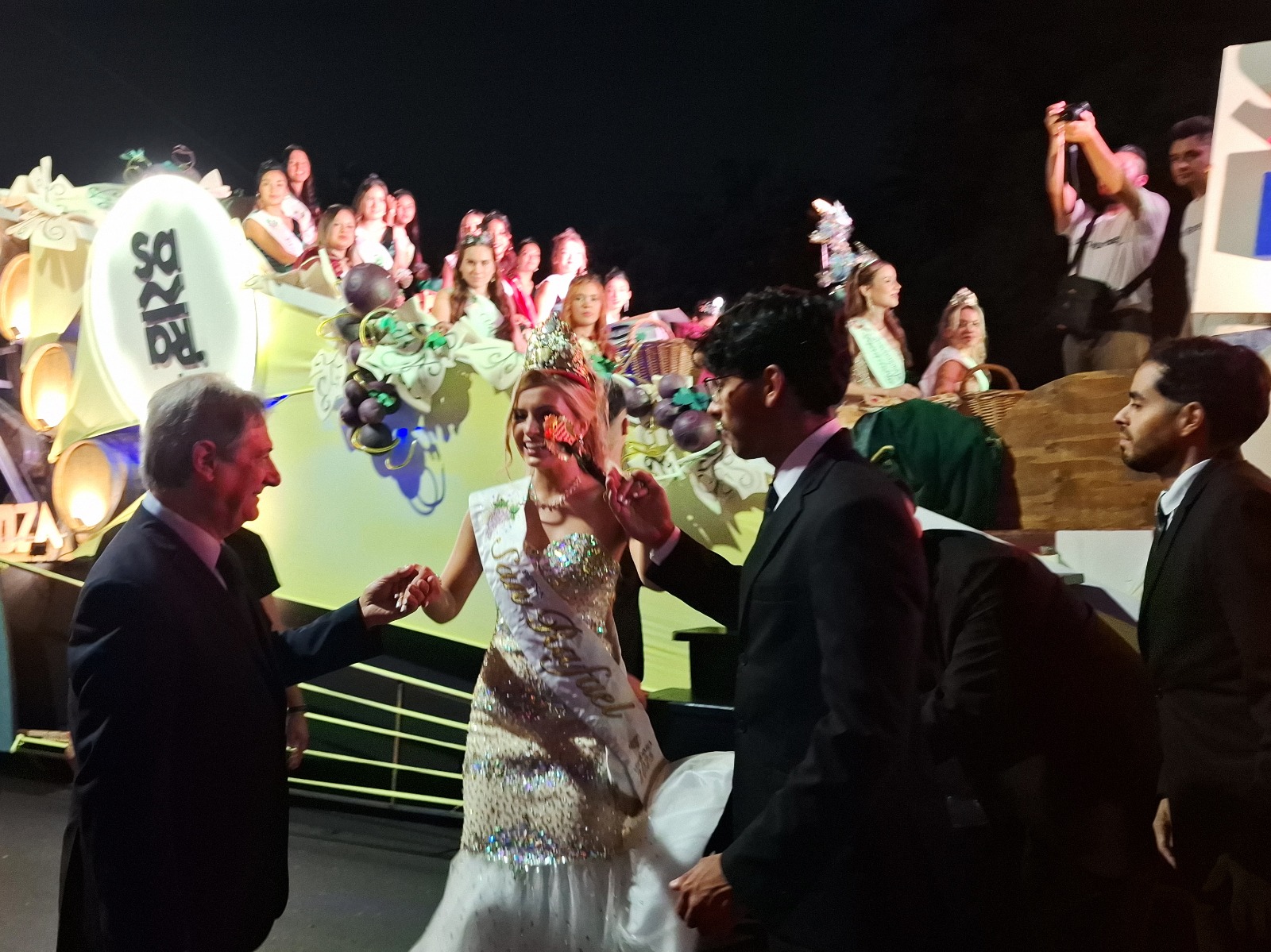 AZUL DESLUMBRÓ EN LA VÍA BLANCA POR LAS CALLES DE LA CIUDAD DE MENDOZA