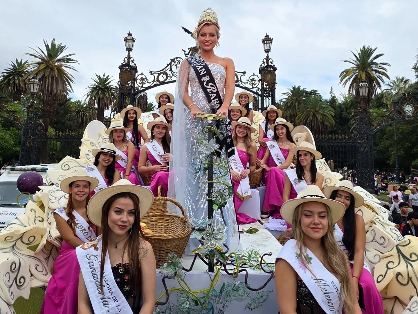 Azul y un carrusel inolvidable por las calles de la Ciudad de Mendoza