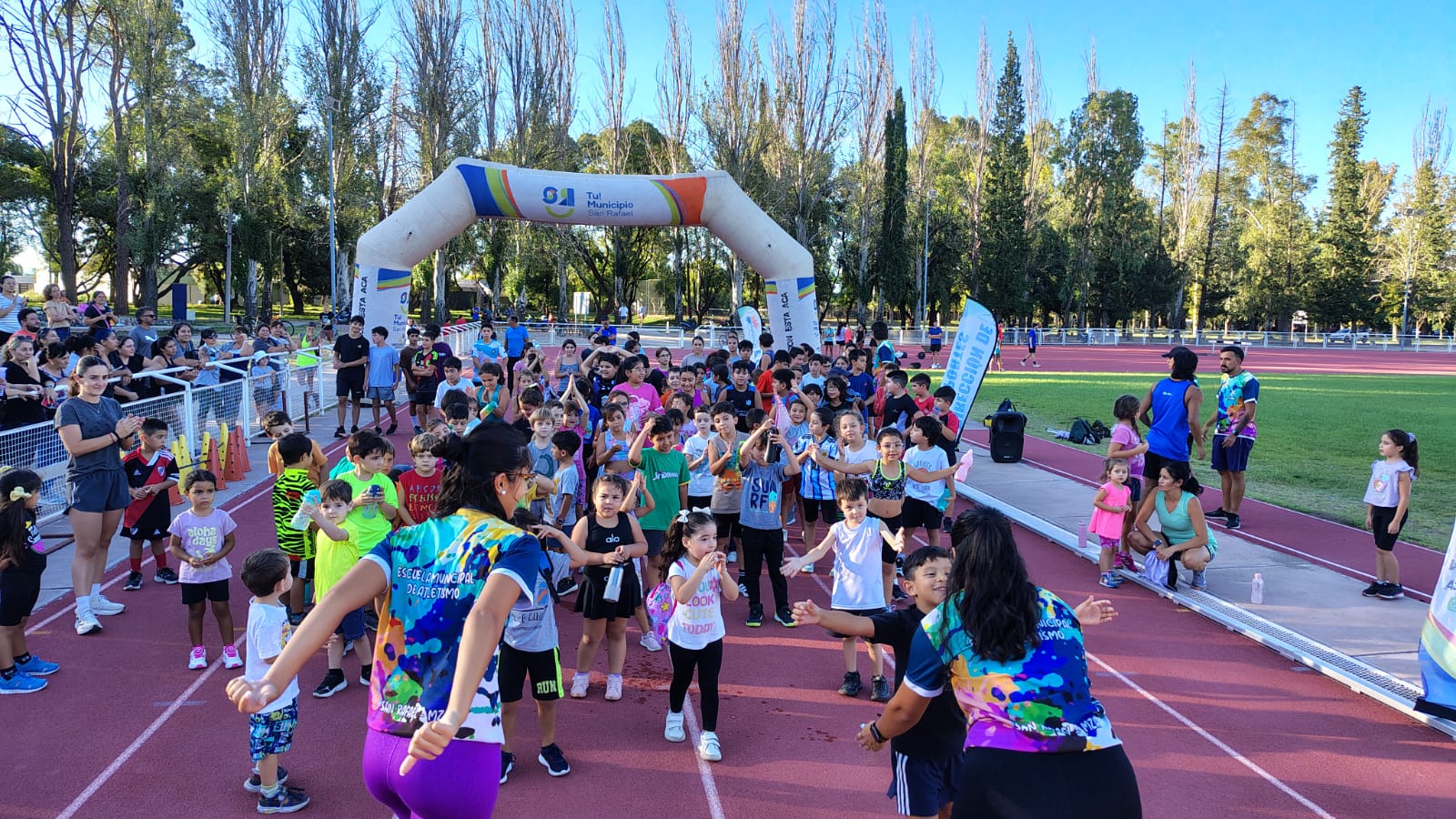 Con decenas de chicos, inició la temporada 2026 de la Escuela Municipal de Atletismo