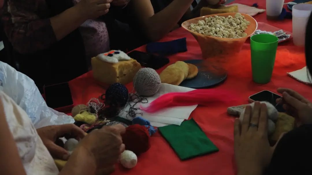 Solidaridad y compromiso comunitario: aprendió a hacer fieltro con el municipio y ahora le enseña a sus vecinas en El Sosneado