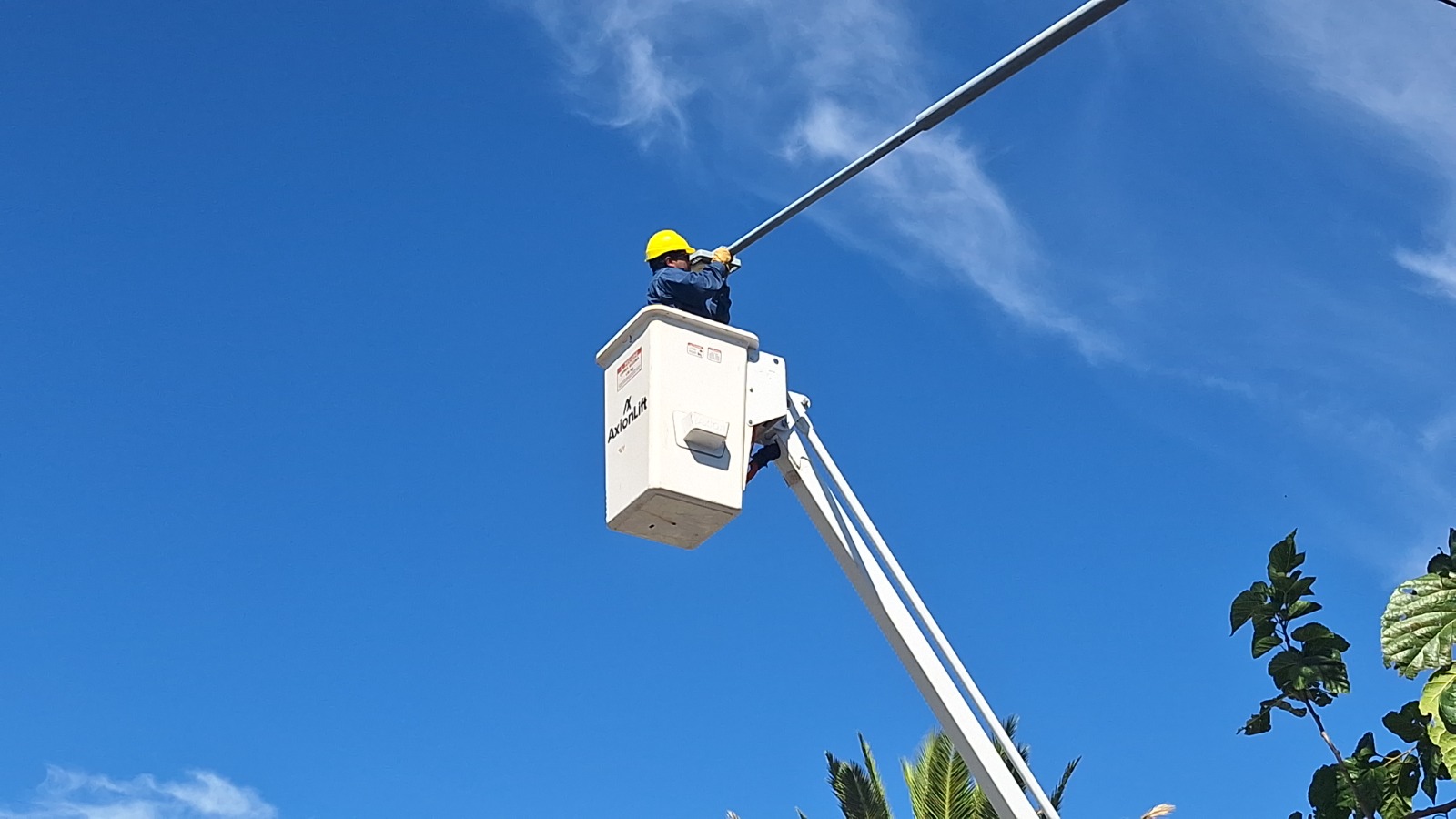 El municipio instala luces LED más potentes en la avenida Mitre